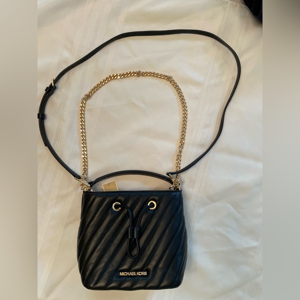Bucket crossbody w/ gold chain, black handle and black detachable shoulder strap